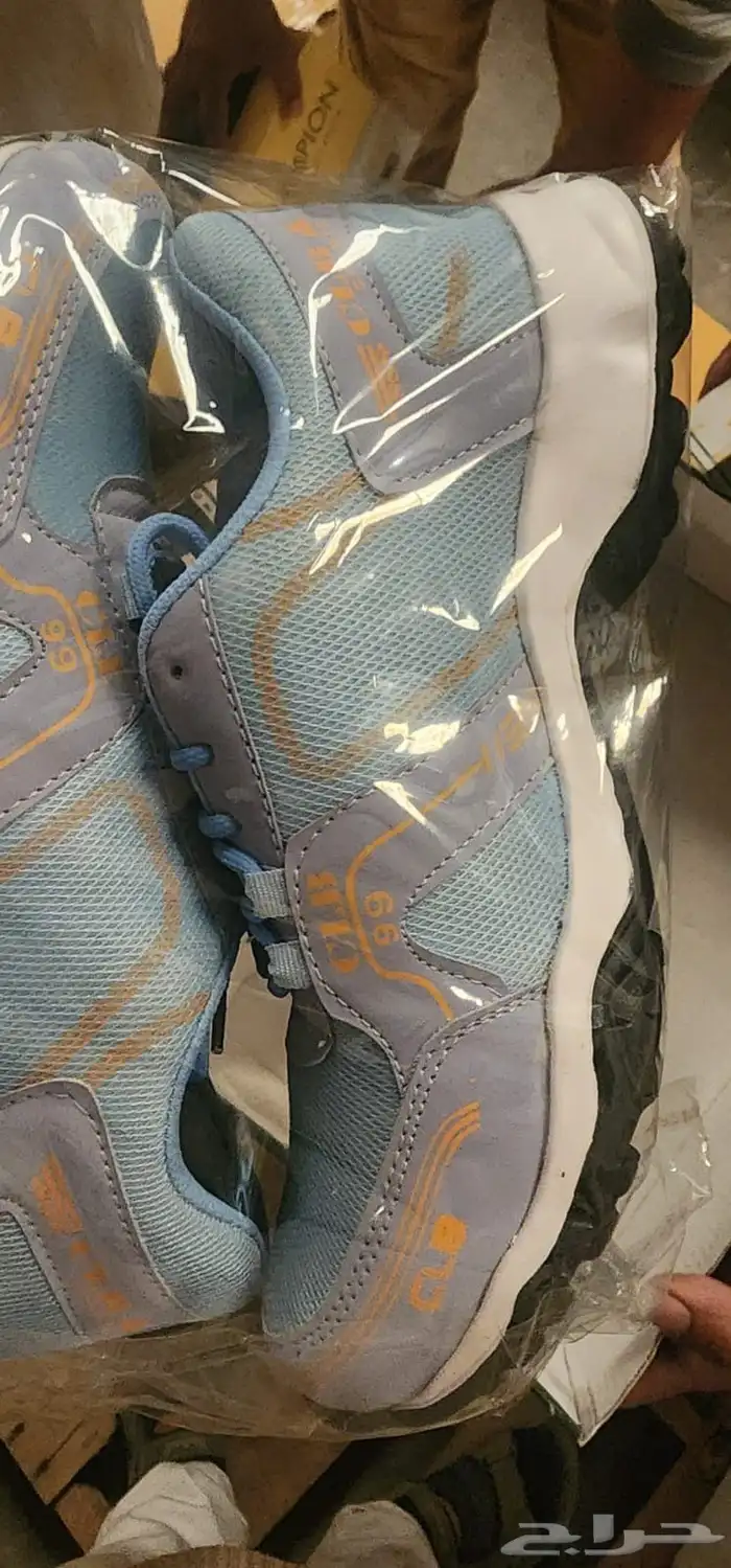 للبيع جزمات اسبورت وا اسليبر بي أسعار الجمله 26