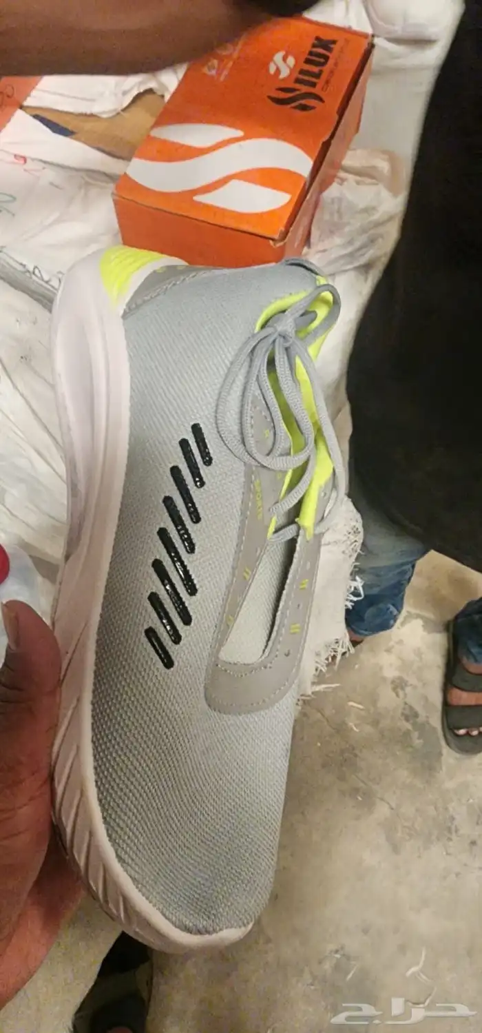 للبيع جزمات اسبورت وا اسليبر بي أسعار الجمله 33