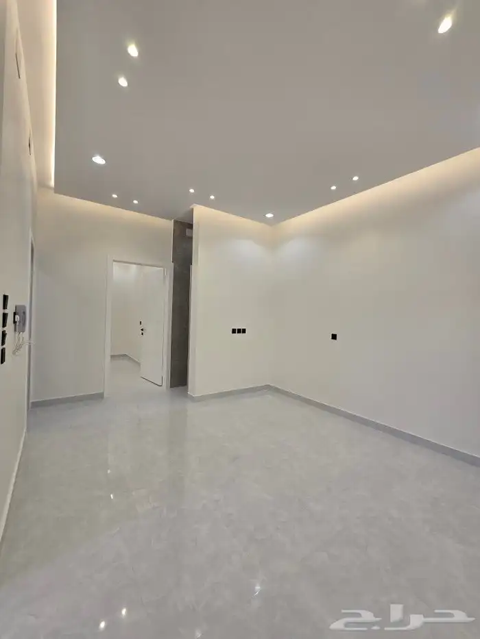 للبيع شقه ارضي 6غرف VIP حوش ومدخل سياره مطبخ جاهز احد رفيده 23