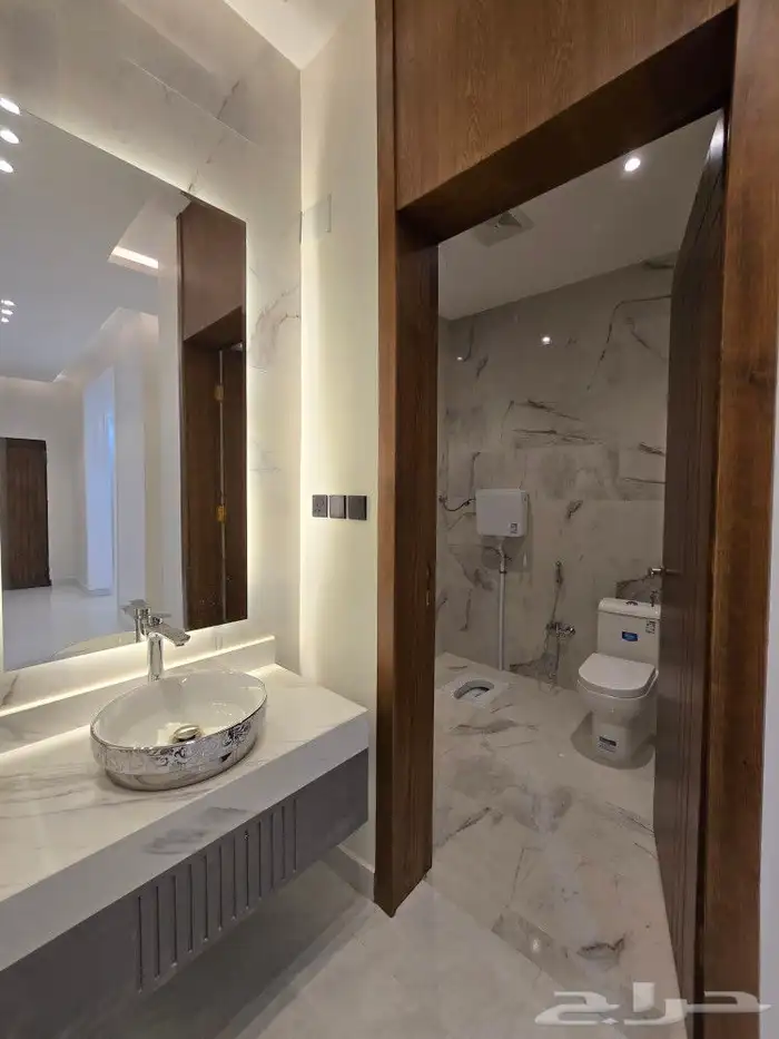 للبيع فيلا دورين وملحق مساحه كبيره غرف وسيعه احدرفيده العزيز 18