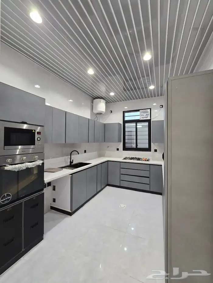 للبيع شقه ارضي 6غرف VIP حوش ومدخل سياره مطبخ جاهز احد رفيده 0