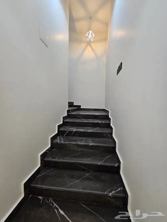 للبيع فيلا دورين وملحق مساحه كبيره غرف وسيعه احدرفيده العزيز 22