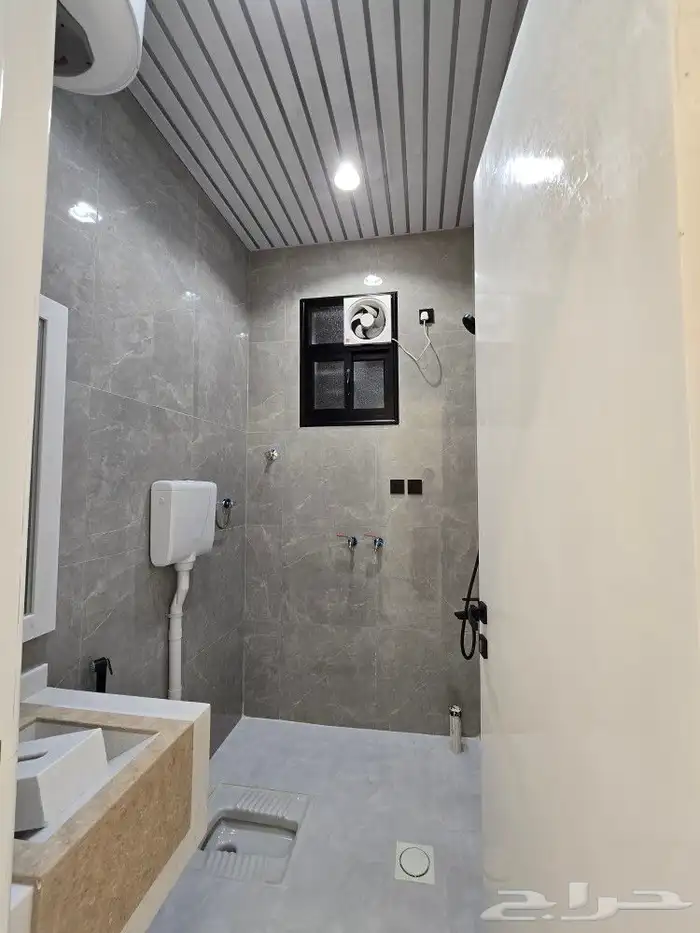 للبيع شقه ارضي 6غرف VIP حوش ومدخل سياره مطبخ جاهز احد رفيده 22