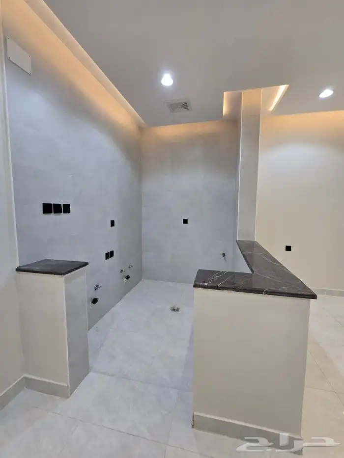 للبيع فيلا دورين وملحق مساحه كبيره غرف وسيعه احدرفيده العزيز 25