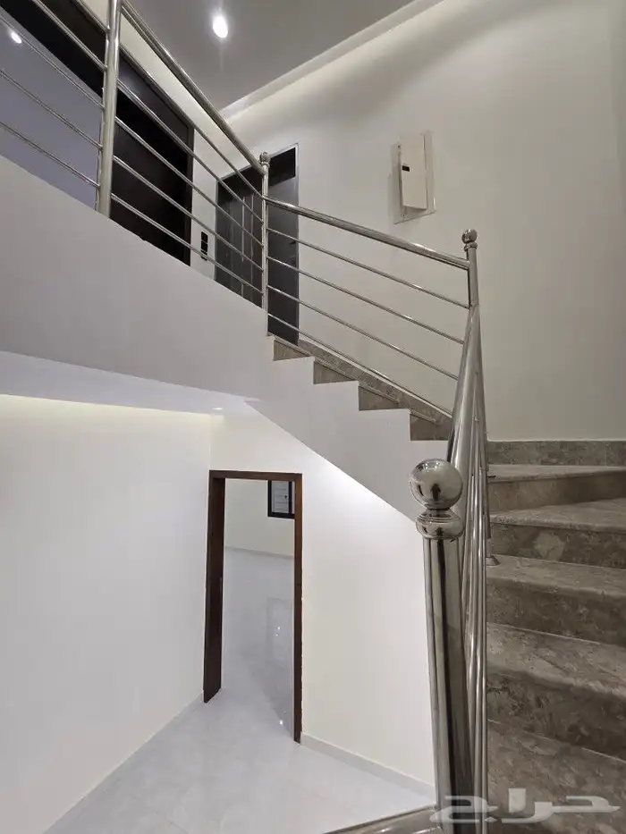 للبيع روف علوى مع ملحق مدخل مستقل مدخل سياره650ألف ط الثماني 19