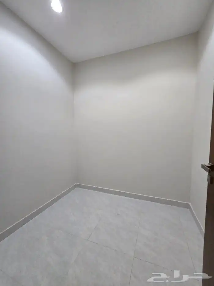 للبيع فيلا دورين وملحق مساحه كبيره غرف وسيعه احدرفيده العزيز 20