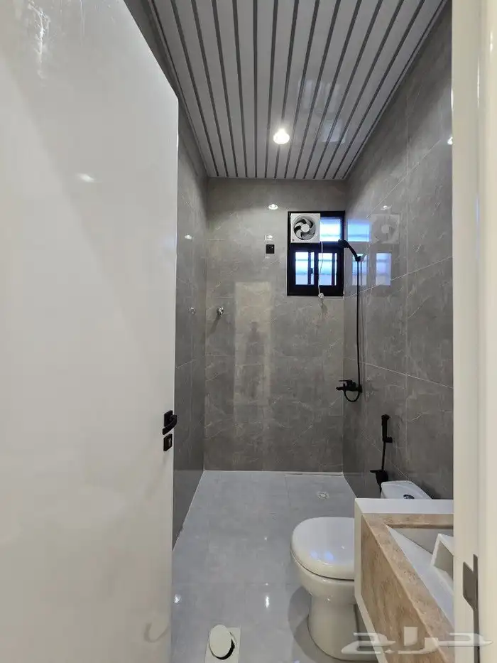 للبيع شقه ارضي 6غرف VIP حوش ومدخل سياره مطبخ جاهز احد رفيده 20