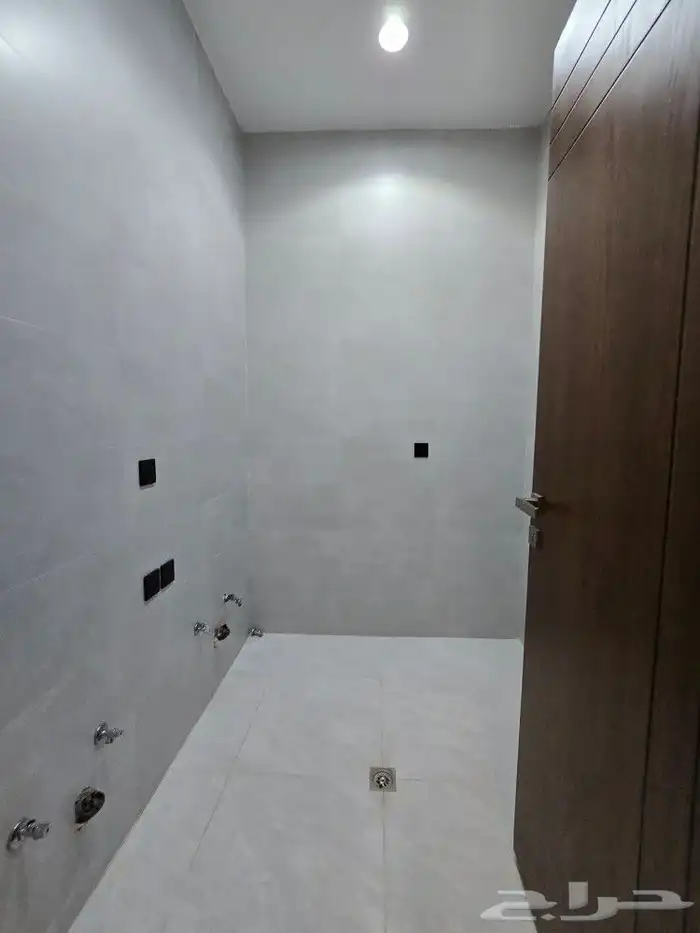 للبيع فيلا دورين وملحق مساحه كبيره غرف وسيعه احدرفيده العزيز 41