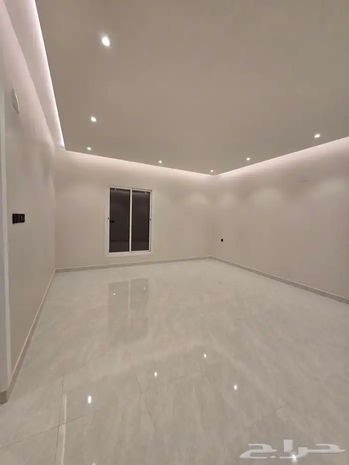 للبيع فيلا دورين وملحق مساحه كبيره غرف وسيعه احدرفيده العزيز 32