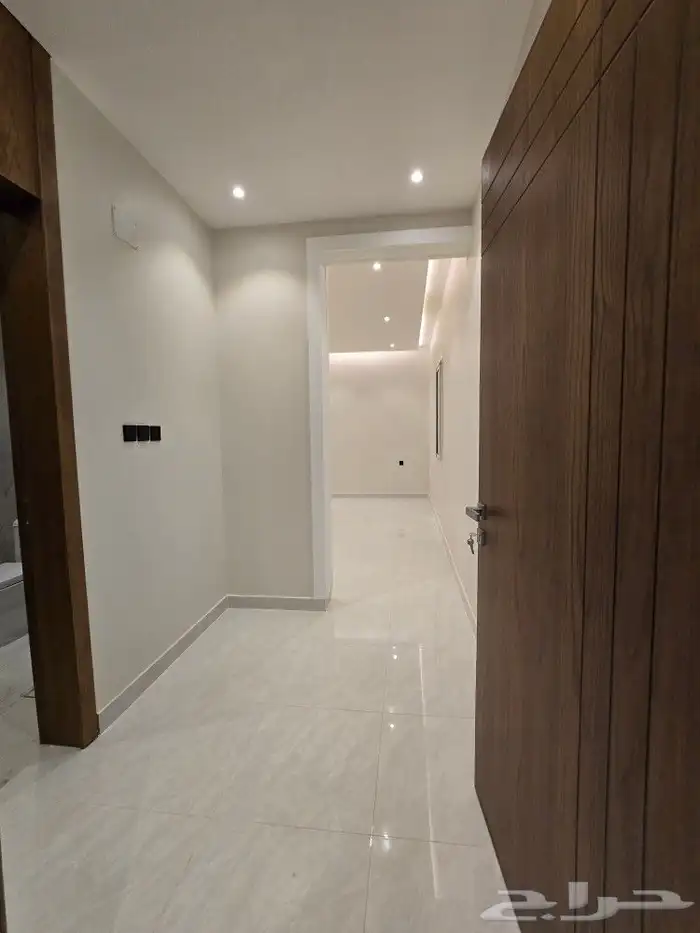 للبيع فيلا دورين وملحق مساحه كبيره غرف وسيعه احدرفيده العزيز 28