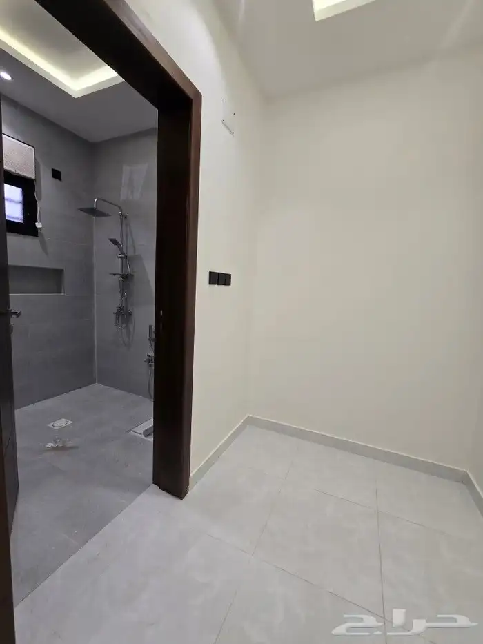 للبيع روف علوى مع ملحق مدخل مستقل مدخل سياره650ألف ط الثماني 18