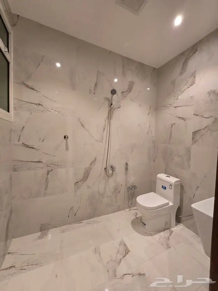 للبيع فيلا دورين وملحق مساحه كبيره غرف وسيعه احدرفيده العزيز 30