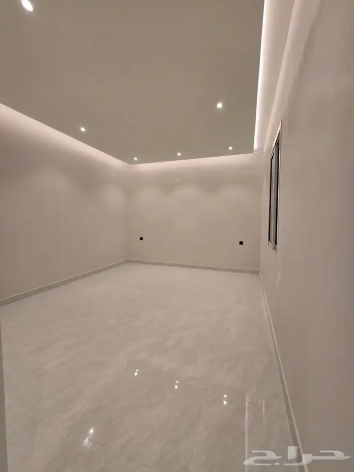 للبيع فيلا دورين وملحق مساحه كبيره غرف وسيعه احدرفيده العزيز 43