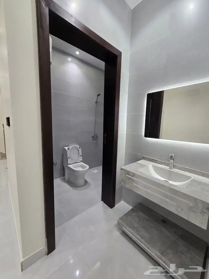 للبيع روف علوى مع ملحق مدخل مستقل مدخل سياره650ألف ط الثماني 22