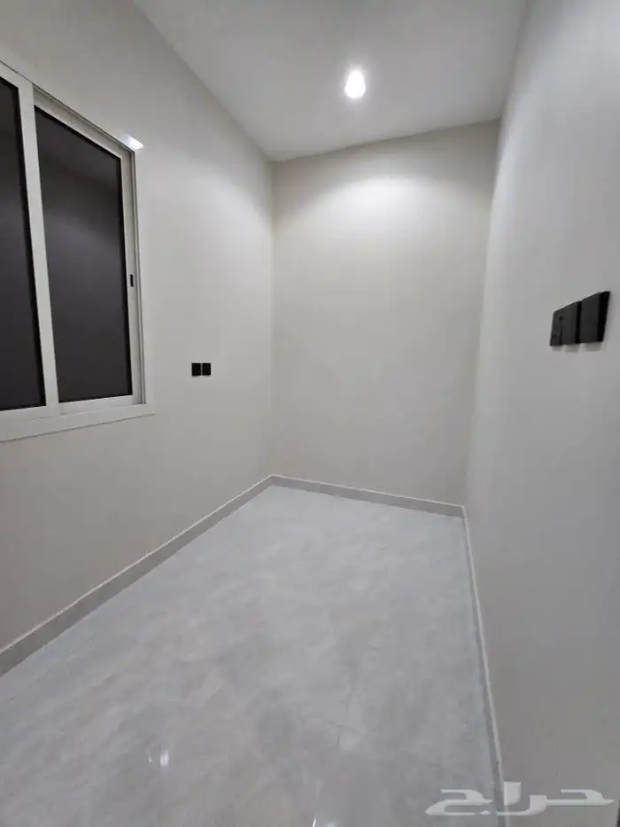 للبيع فيلا دورين وملحق مساحه كبيره غرف وسيعه احدرفيده العزيز 42