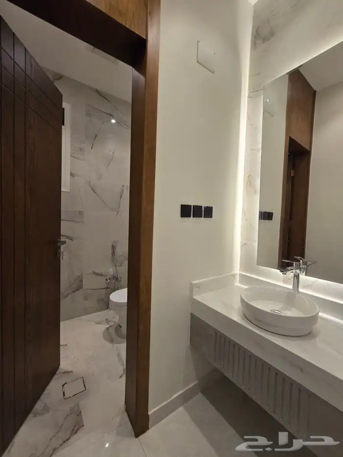 للبيع فيلا دورين وملحق مساحه كبيره غرف وسيعه احدرفيده العزيز 40