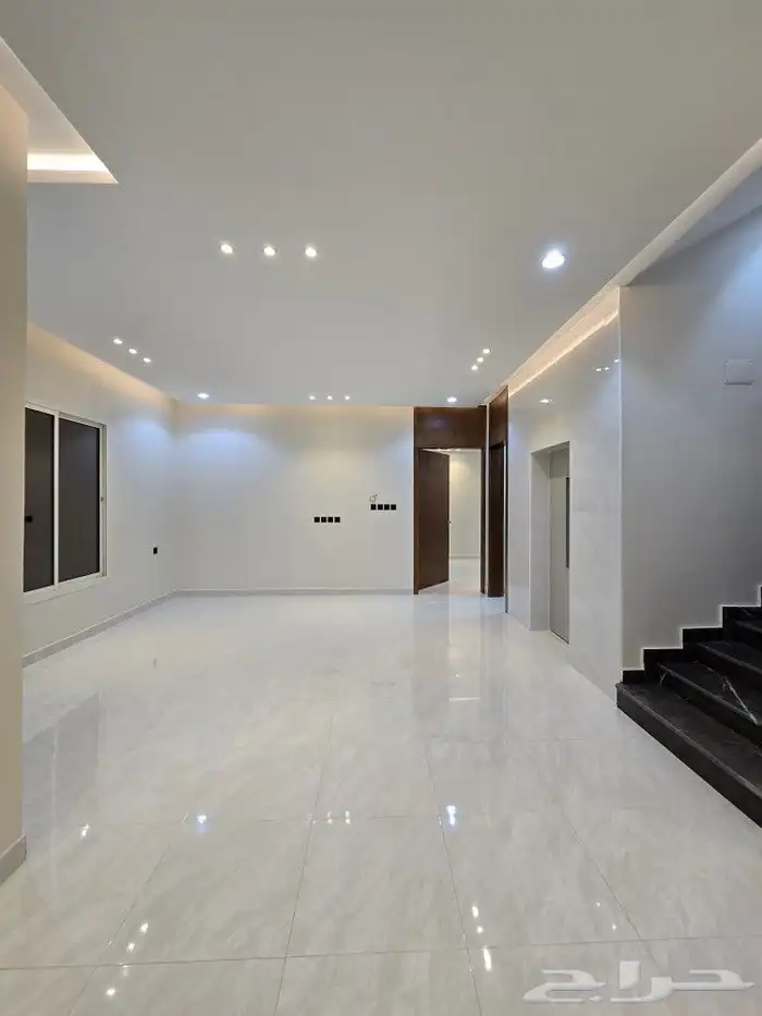 للبيع فيلا دورين وملحق مساحه كبيره غرف وسيعه احدرفيده العزيز 21