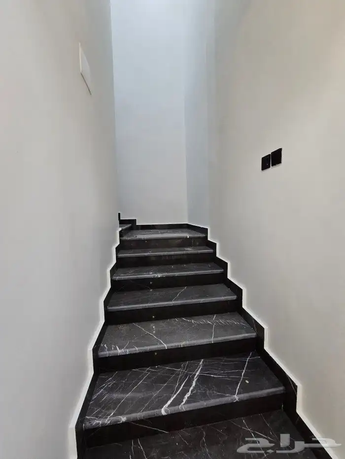 للبيع فيلا دورين وملحق مساحه كبيره غرف وسيعه احدرفيده العزيز 36