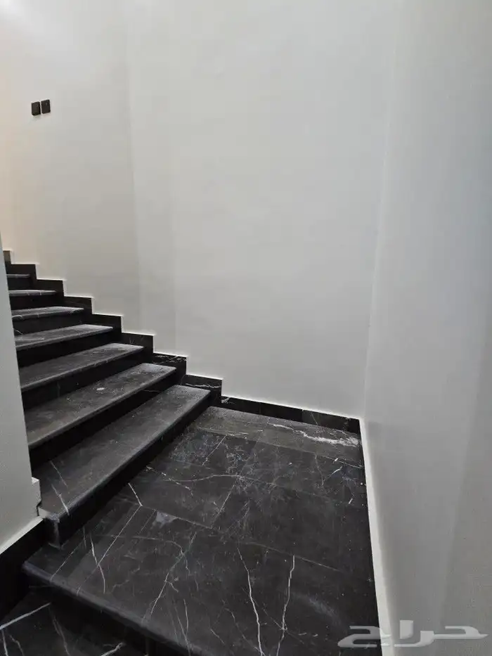 للبيع فيلا دورين وملحق مساحه كبيره غرف وسيعه احدرفيده العزيز 37