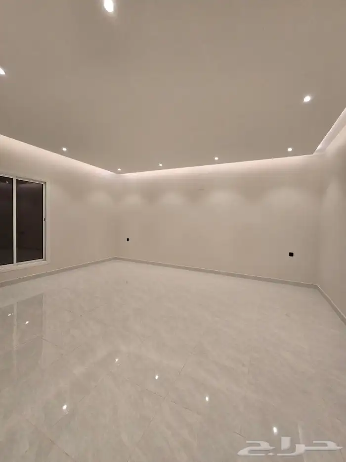 للبيع فيلا دورين وملحق مساحه كبيره غرف وسيعه احدرفيده العزيز 33