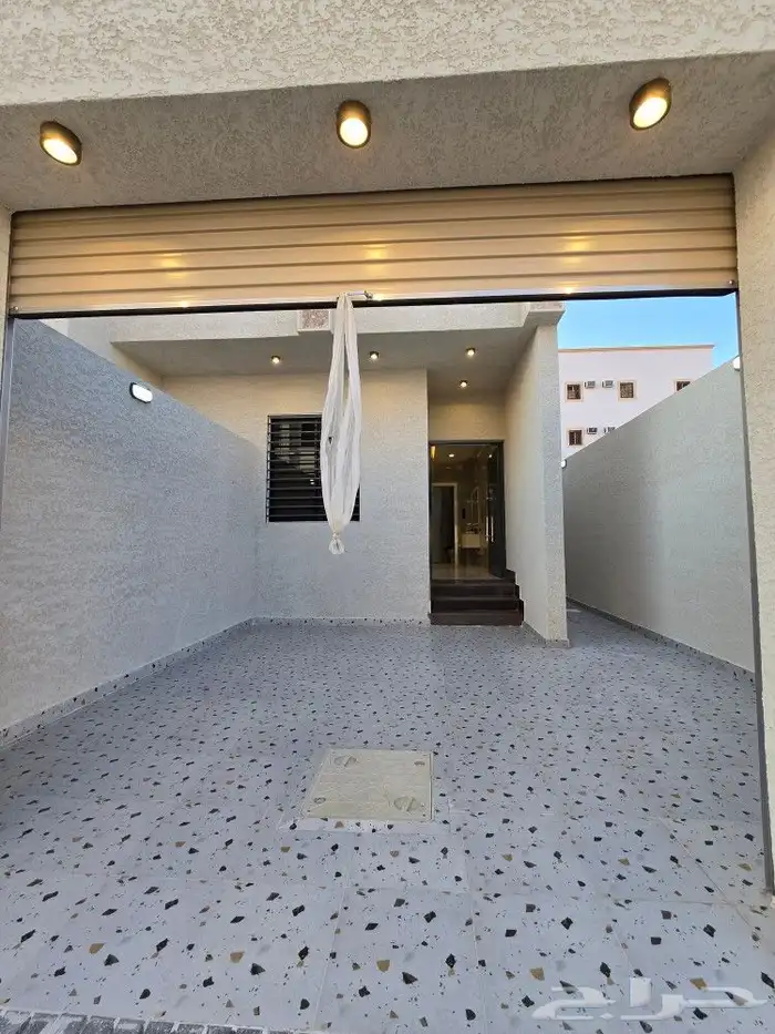 للبيع شقه ارضي 6غرف VIP حوش ومدخل سياره مطبخ جاهز احد رفيده 4