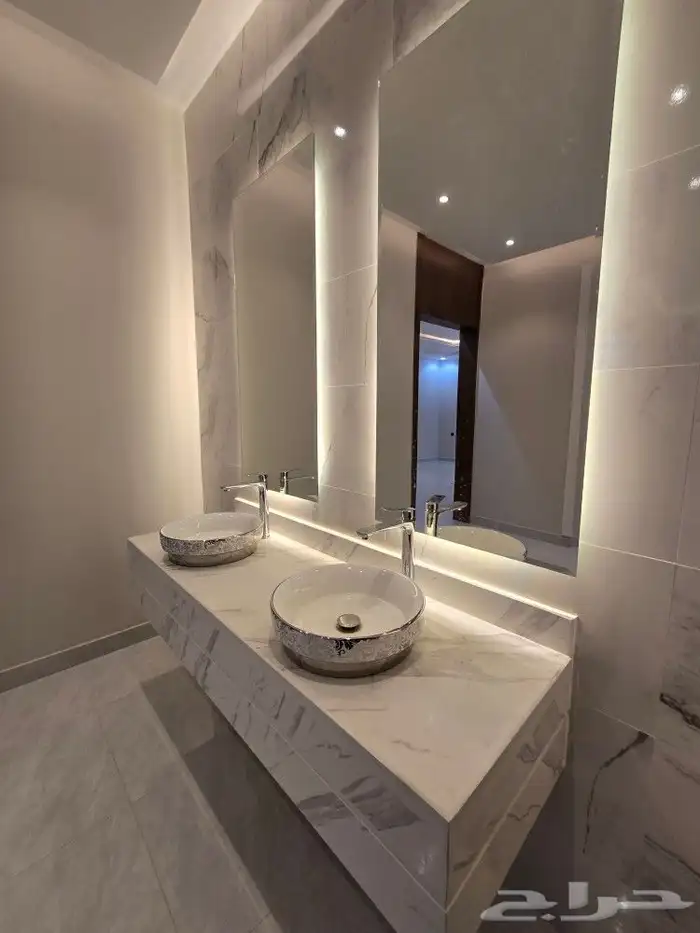 للبيع فيلا دورين وملحق مساحه كبيره غرف وسيعه احدرفيده العزيز 11