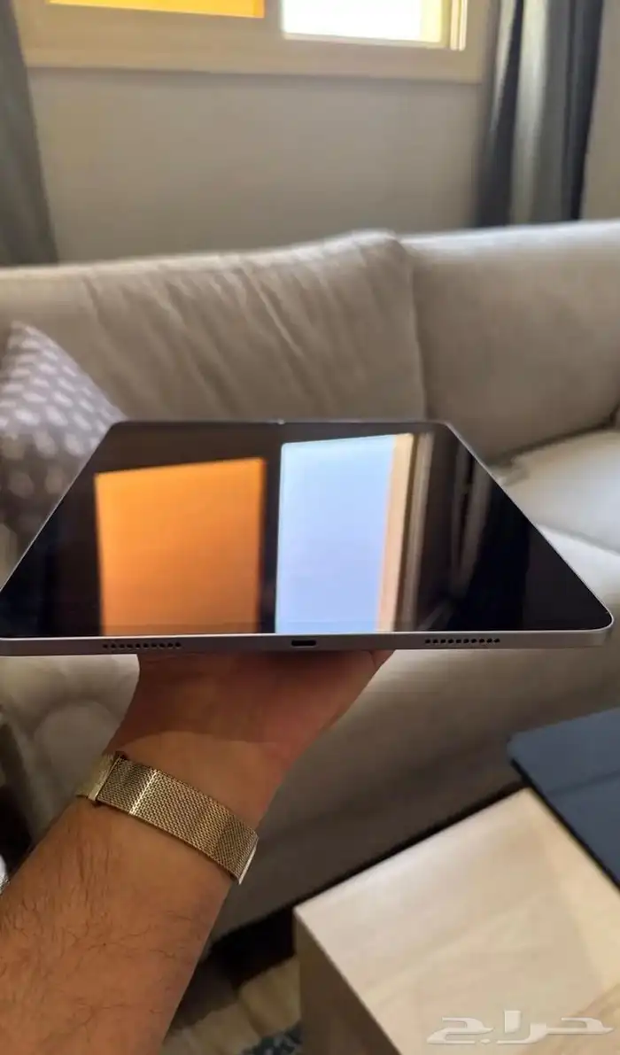 للبيع ايباد برو الجيل السادس مع ابل ماجيك كيبورد 7