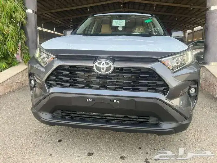 تويوتا راف فور XLE بنزين 2025 ابيض وفضي ورصاصي 11