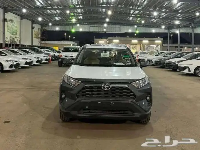 تويوتا راف فور XLE بنزين 2025 ابيض وفضي ورصاصي 3