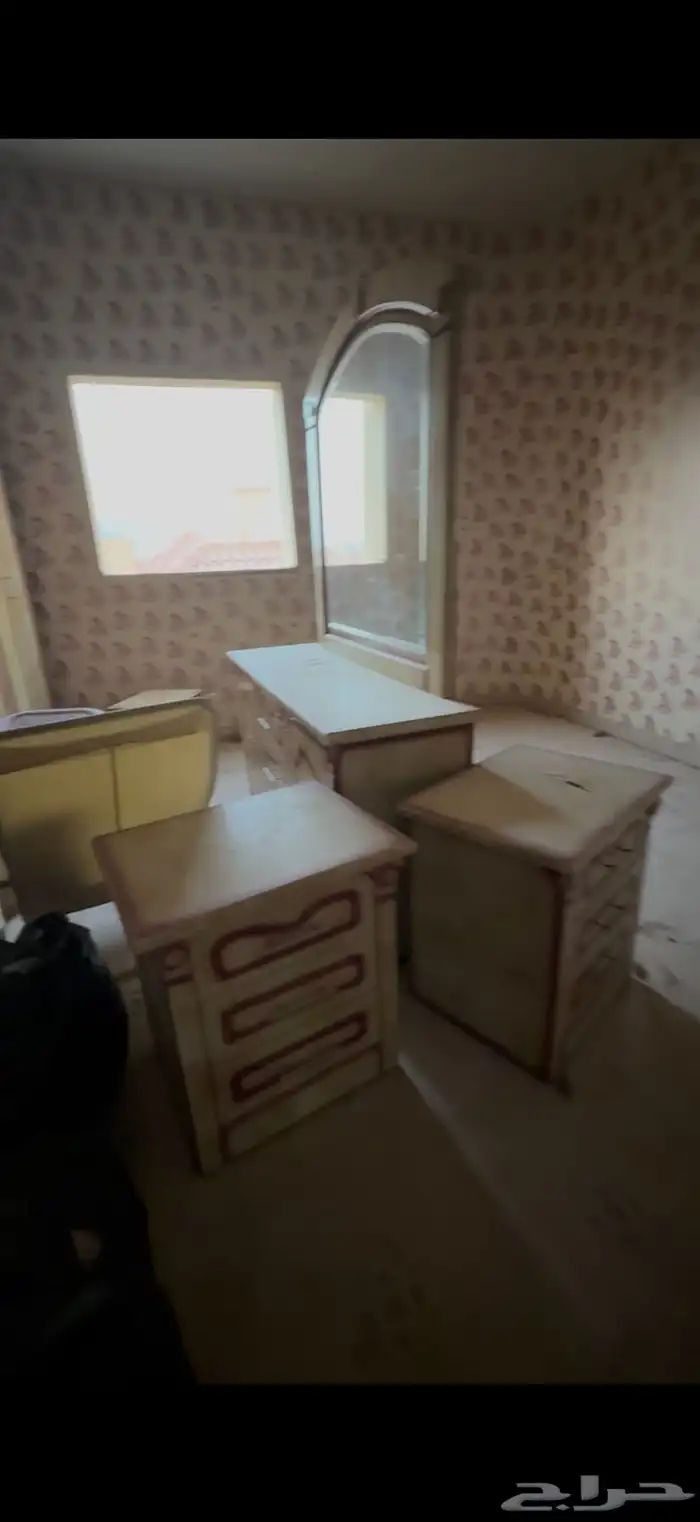 دولاب مع مستحقاته كومدينه 2 وسرير 1 وتسريحه 1