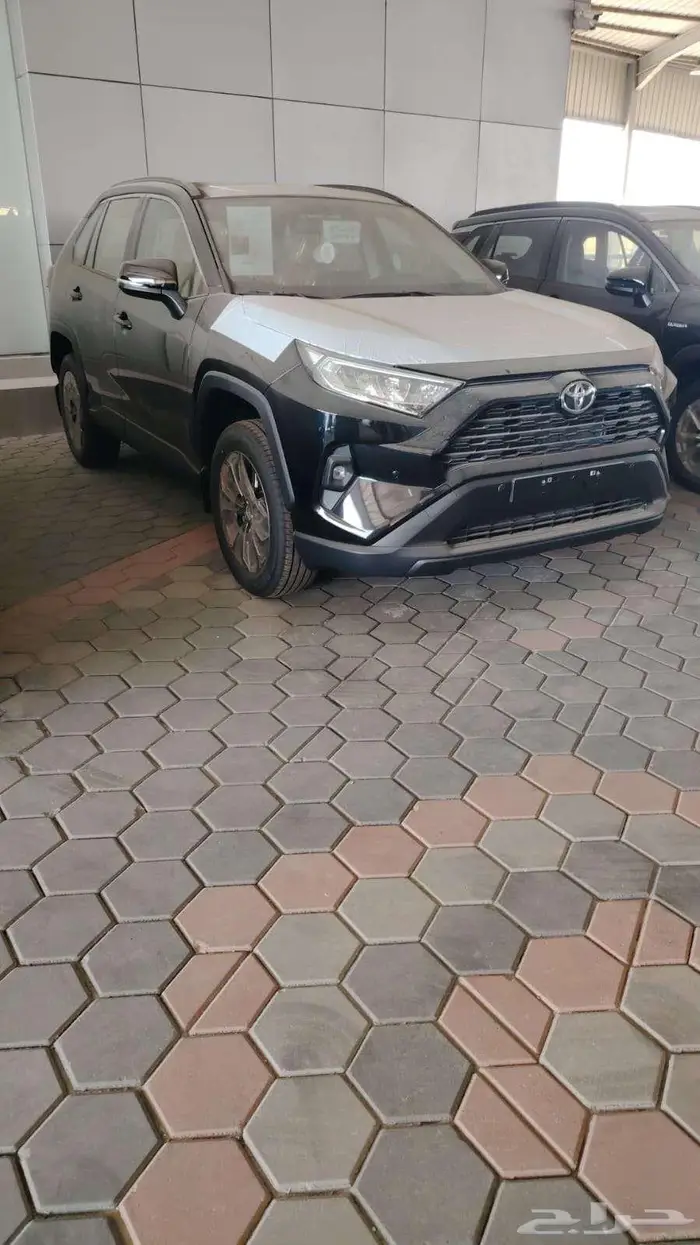 تويوتا راف فور XLE بنزين 2025 ابيض وفضي ورصاصي 6