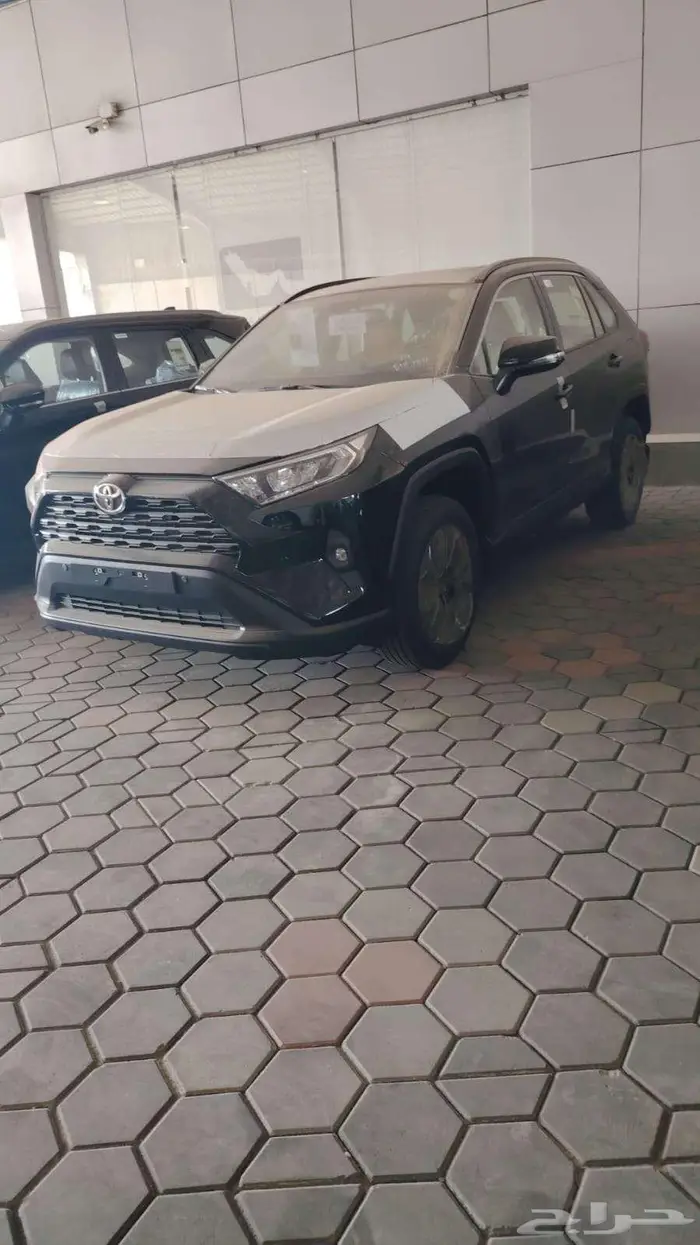 تويوتا راف فور XLE بنزين 2025 ابيض وفضي ورصاصي 7