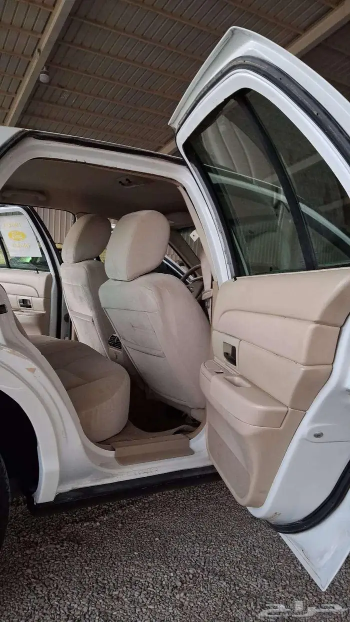 فورد كراون فكتوريا 2011 8