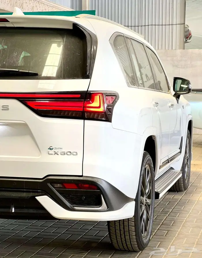 لكزس اف اسبورت 2025 سعودي ابيض داخل احمر 3