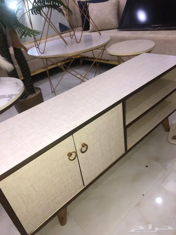 للبيع طقم طاولات   بلازما تلفزيون   شجر ديكور 4