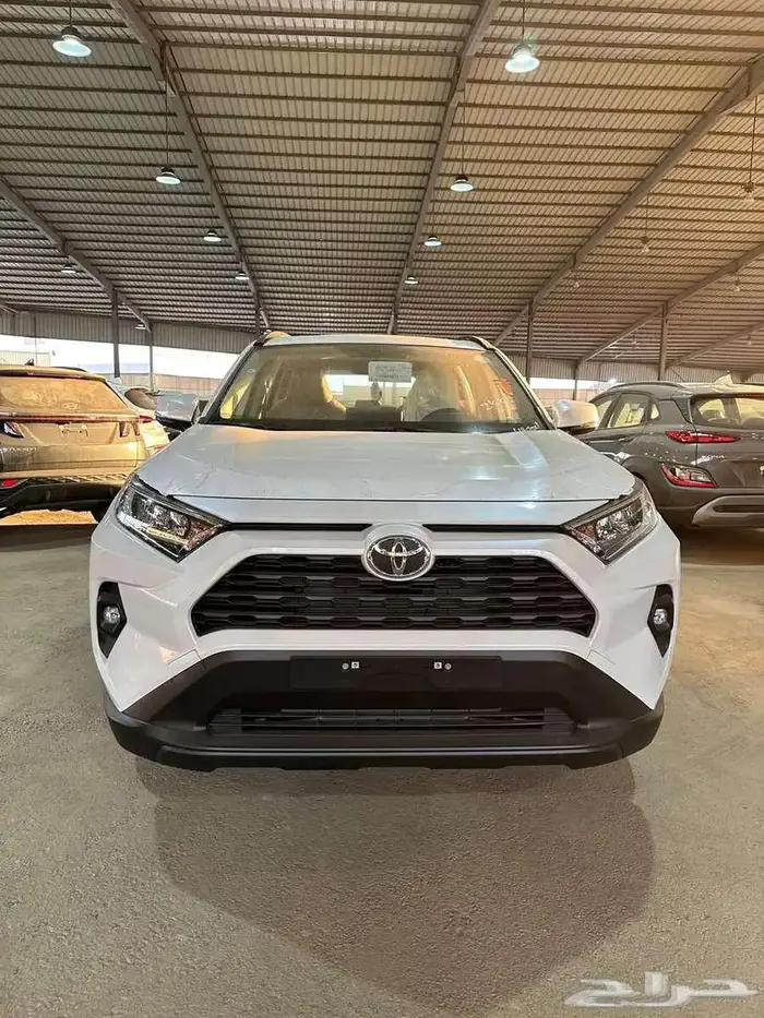 تويوتا راف فور XLE بنزين 2025 ابيض وفضي ورصاصي 1