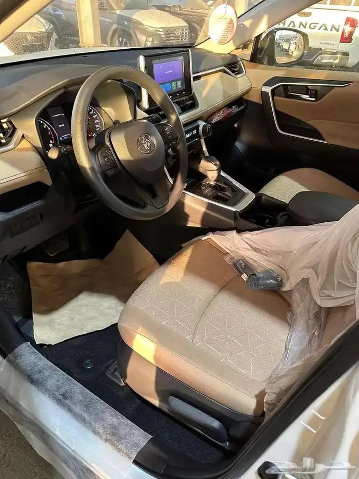 تويوتا راف فور XLE بنزين 2025 ابيض وفضي ورصاصي 23