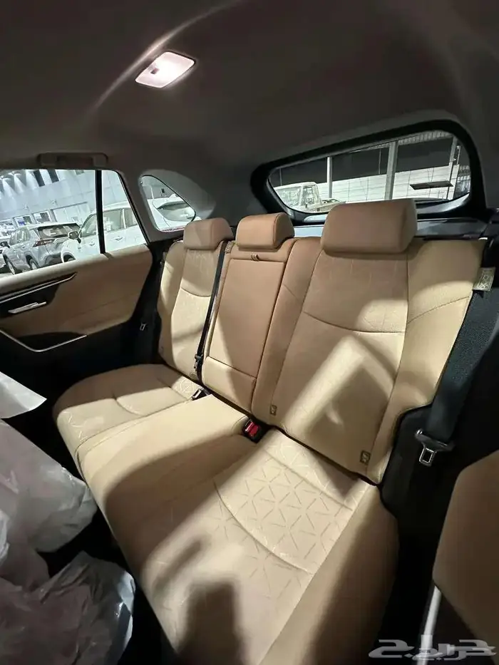 تويوتا راف فور XLE بنزين 2025 ابيض وفضي ورصاصي 18