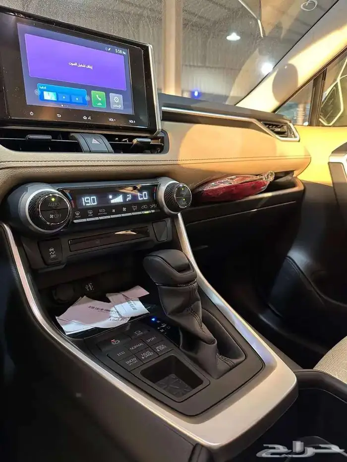 تويوتا راف فور XLE بنزين 2025 ابيض وفضي ورصاصي 19