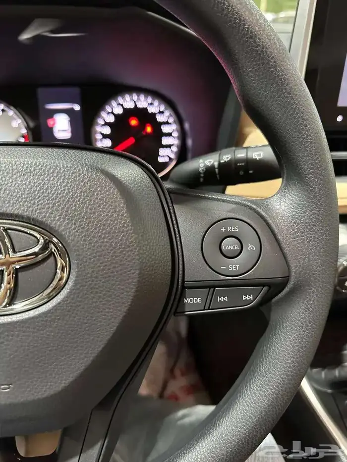 تويوتا راف فور XLE بنزين 2025 ابيض وفضي ورصاصي 16