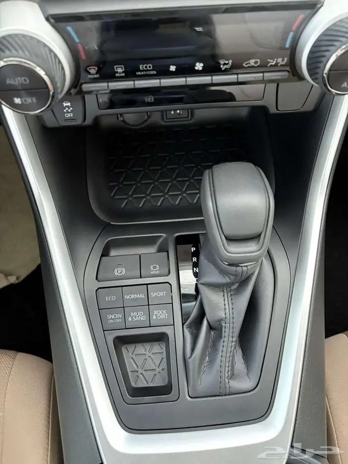 تويوتا راف فور XLE بنزين 2025 ابيض وفضي ورصاصي 20