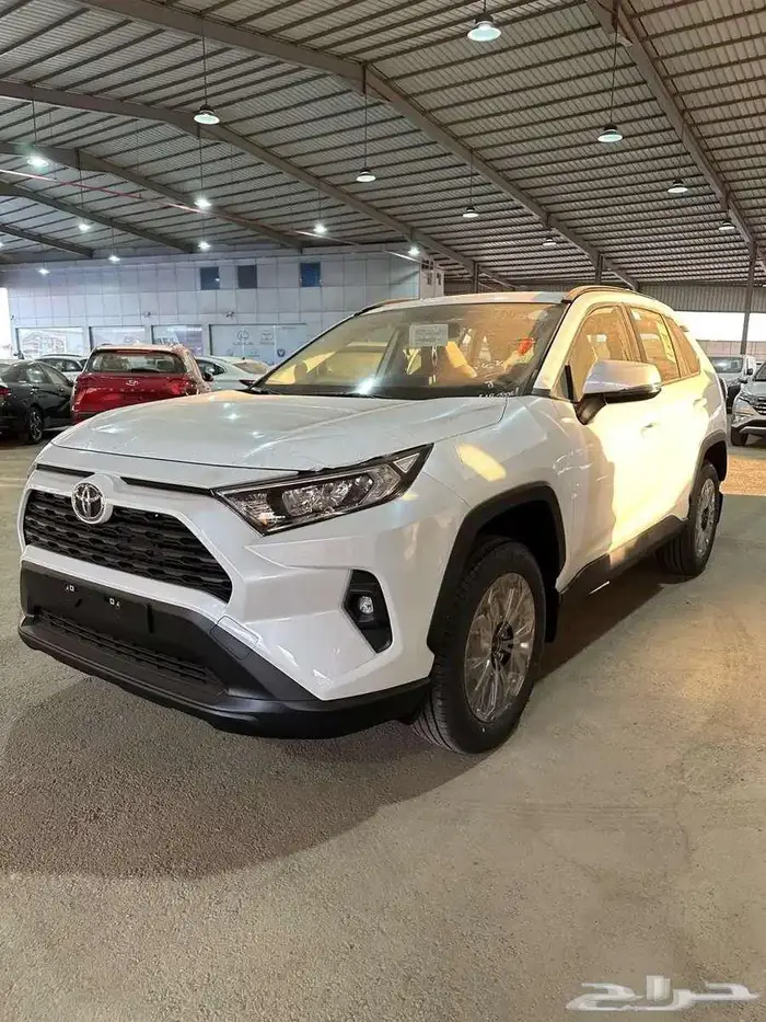 تويوتا راف فور XLE بنزين 2025 ابيض وفضي ورصاصي 9