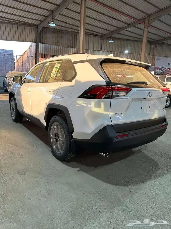 تويوتا راف فور XLE بنزين 2025 ابيض وفضي ورصاصي 12