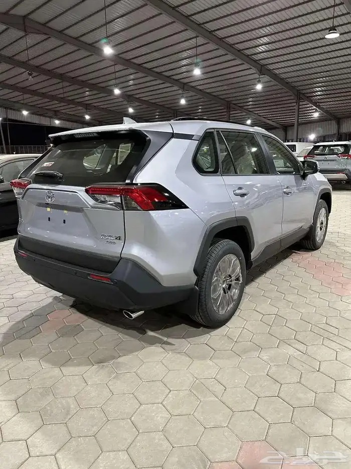 تويوتا راف فور XLE بنزين 2025 ابيض وفضي ورصاصي 13