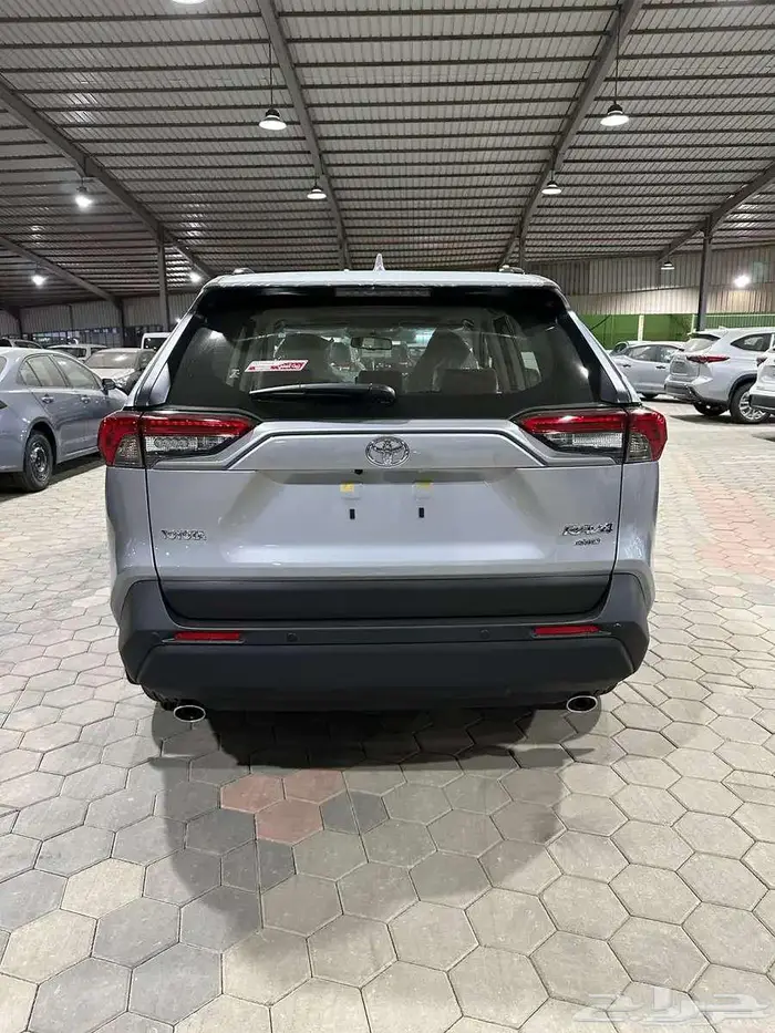 تويوتا راف فور XLE بنزين 2025 ابيض وفضي ورصاصي 14