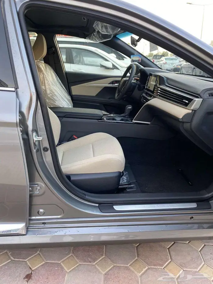 تويوتا كامري (LE) اصفار 2025 4 سلندر 2500 سي سي 13