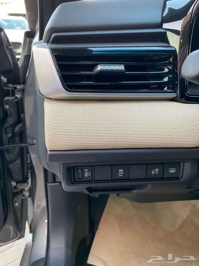 تويوتا كامري (LE) اصفار 2025 4 سلندر 2500 سي سي 21