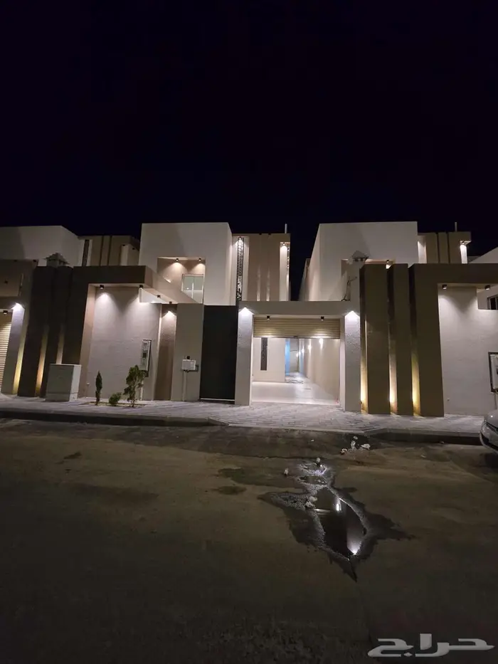 للبيع فيلا دورين وملحق مساحه كبيره غرف وسيعه احدرفيده العزيز 0