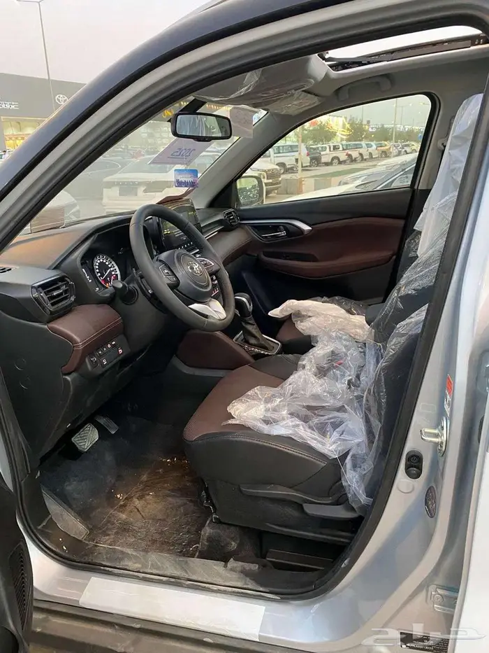 تويوتا اوربان كروزر 2025 4 كاميرات محيطية فتحة سقف بانوراما 7