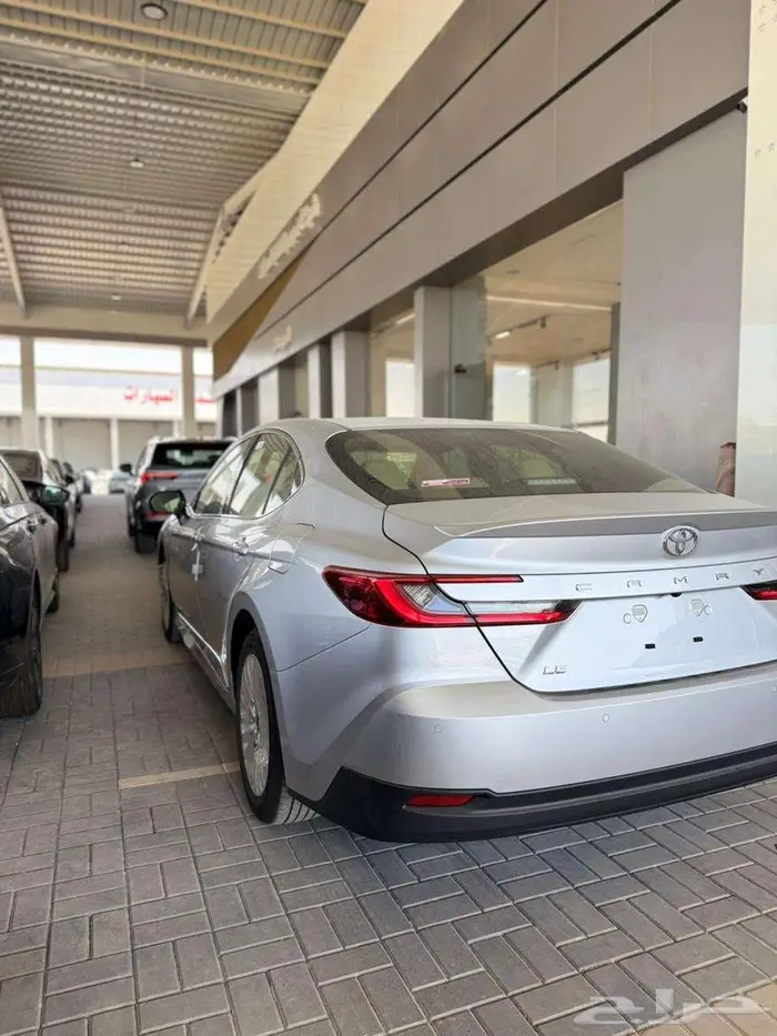 تويوتا كامري نص فل بنزين LE سعودي 2025 لون فضي 6